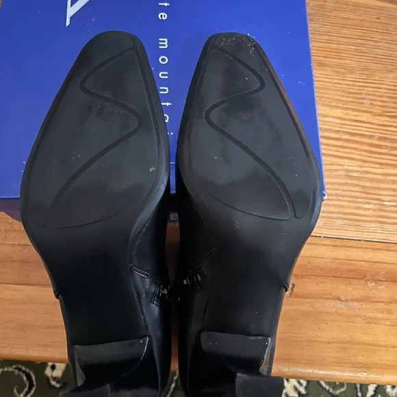 White mountain ankle boots, size 7 1/2 - Picture 3 of 4